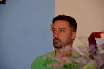 Un vecino echa un cable para la misa en Tecén (Foto Francisco J. Santana)